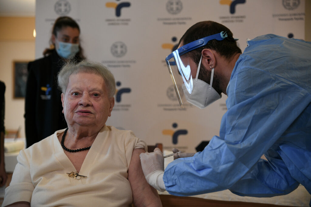 Άρχισε ο εμβολιασμός στα γηροκομεία – Πρώτη η 95χρονη κ. Δέσποινα (Φωτογραφίες)