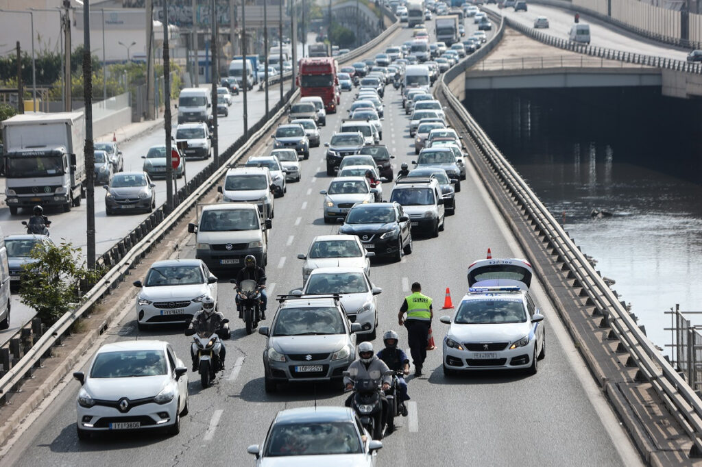 Κίνηση στους δρόμους: «Στο κόκκινο» ο Κηφισός, καθυστερήσεις στην Αττική οδό, τροχαίο στην Καλυφτάκη