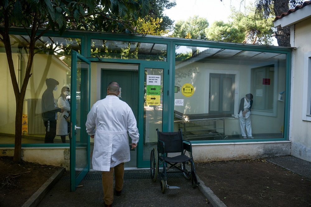 Εθελοντές γιατροί στη μάχη των νοσοκομείων: Ο ένας επιστρέφει από τη σύνταξη, ο άλλος αφιλοκερδώς