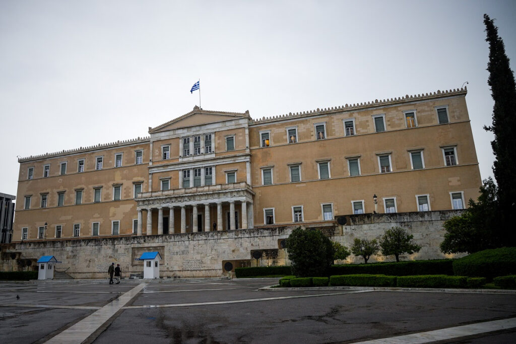 Δεύτερος αστυνομικός της Βουλής για ενδοοικογενειακή βία – Η απόπειρα πνιγμού και η αυτόφωρη σύλληψη