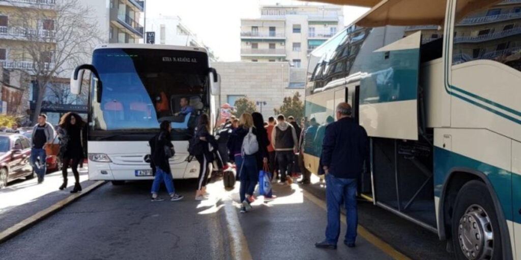 Πατρινό Καρναβάλι 2023: «Βουλιάζει» η πόλη – Ανά 5 λεπτά τα δρομολόγια του ΚΤΕΛ