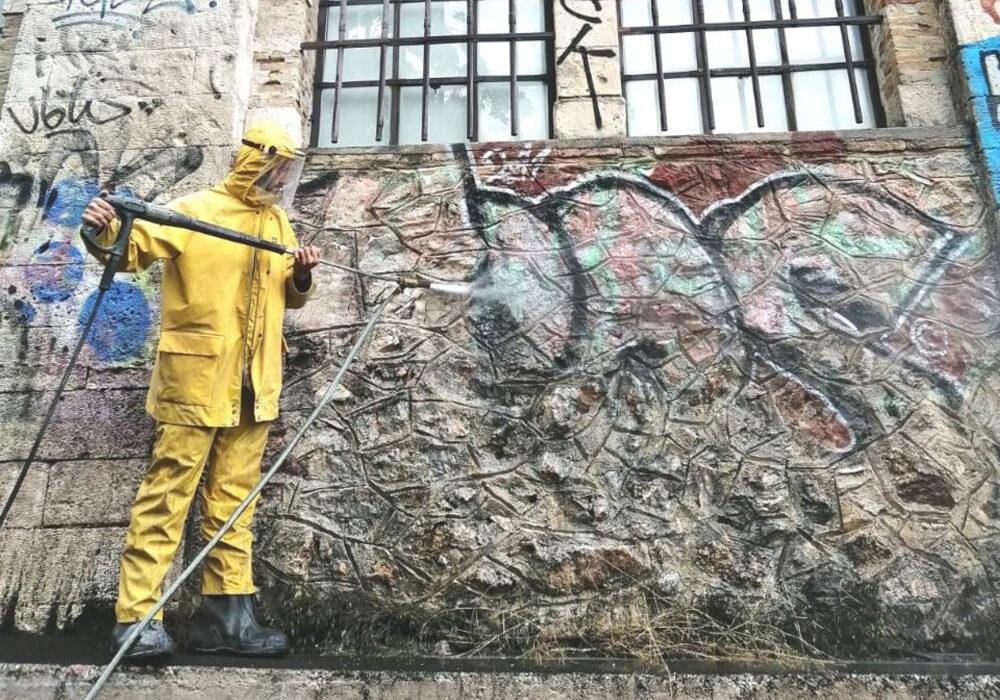 Αντιγκράφιτι από τον Δήμο Αθηναίων στο ιστορικό κτίριο «Πιλ-Πουλ»