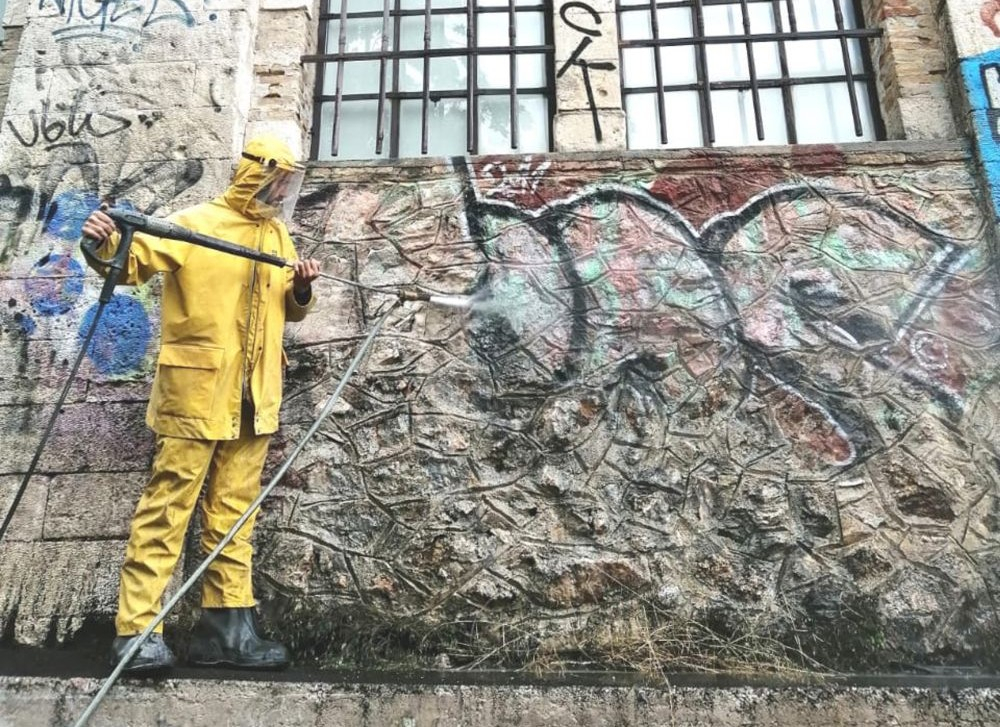 Αντιγκράφιτι από τον Δήμο Αθηναίων στο ιστορικό κτίριο «Πιλ-Πουλ»