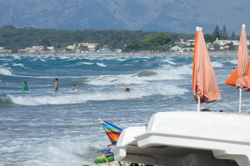 Δύσκολο Σαββατοκύριακο με θυελλώδεις βοριάδες: Συναγερμός σε Στερεά και Εύβοια για ριπές 100 χλμ/ώρα