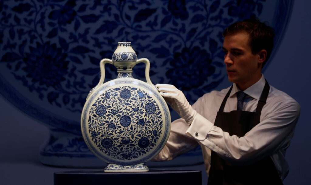 Σάλος με τον οίκο Christie’s για δημοπρασία με αρχαία ελληνικά αγγεία – Συνδέονται με κύκλωμα αρχαιοκαπηλίας