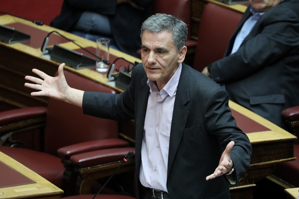 Τσακαλώτος σε κυβέρνηση: ΝΔ ή ΕΡΕ είσαστε; – Δε ντρέπεστε για τον Πέτσα;
