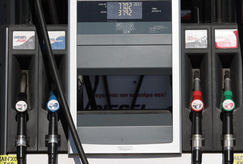 «Πράσινο φως» από Λαγκάρντ για μείωση των φόρων στα καύσιμα – Τι θα κάνει η κυβέρνηση;