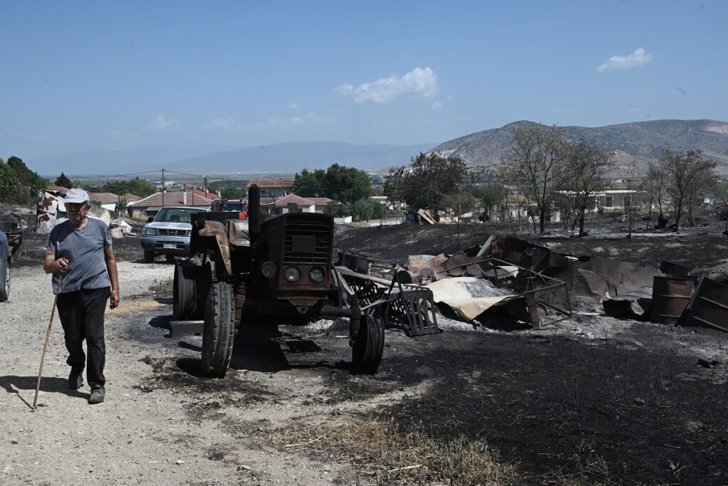 Φωτιά στη Μαγνησία: Χωρίς νερό και ρεύμα στον Άγιο Γεώργιο Φερών