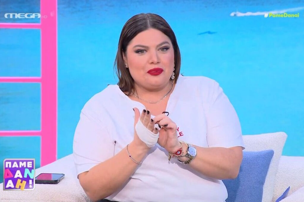 Δανάη Μπάρκα: Ατύχημα για την παρουσιάστρια – με δεμένο χέρι στην εκπομπή
