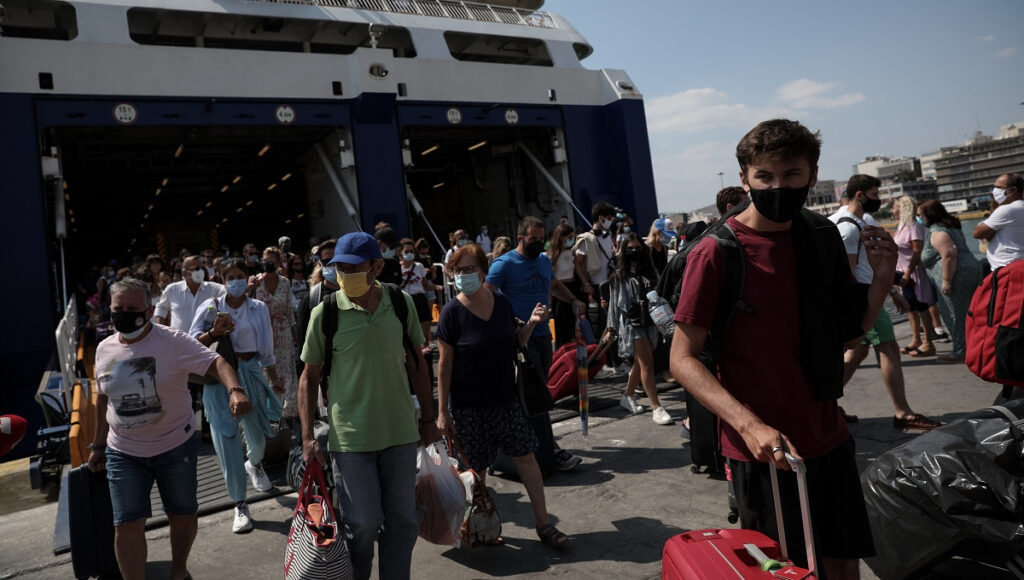 Μάσκες στα πλοία: Πού παραμένει υποχρεωτική – Ανακοίνωση υπουργείου Υγείας