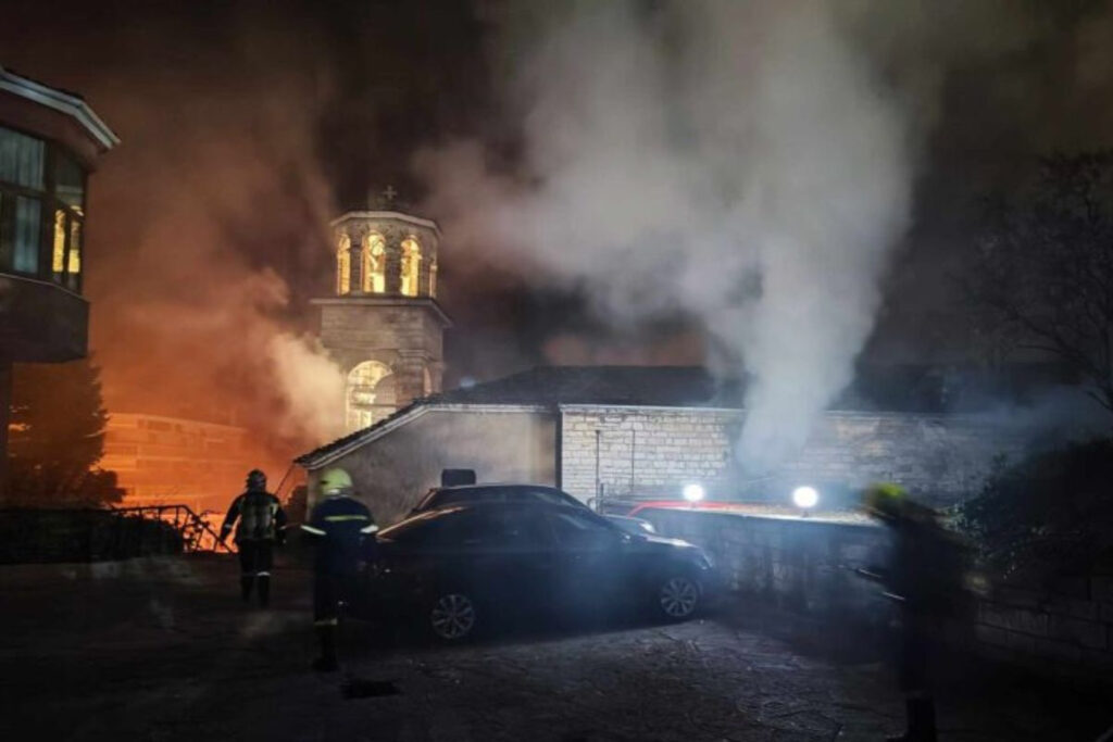 Φωτιά στη Μητρόπολη Ιωαννίνων: Ξέσπασε στον γυναικωνίτη (βίντεο)