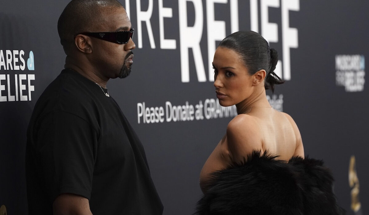 Bianca Censori: Γιατί η σύζυγος του Kanye West εμφανίστηκε ολόγυμνη στο κόκκινο χαλί των Grammys 2025