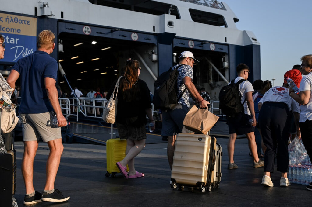Αδειάζει η Αθήνα: Κίνηση στο λιμάνι του Πειραιά – Φεύγουν οι αδειούχοι του Αυγούστου
