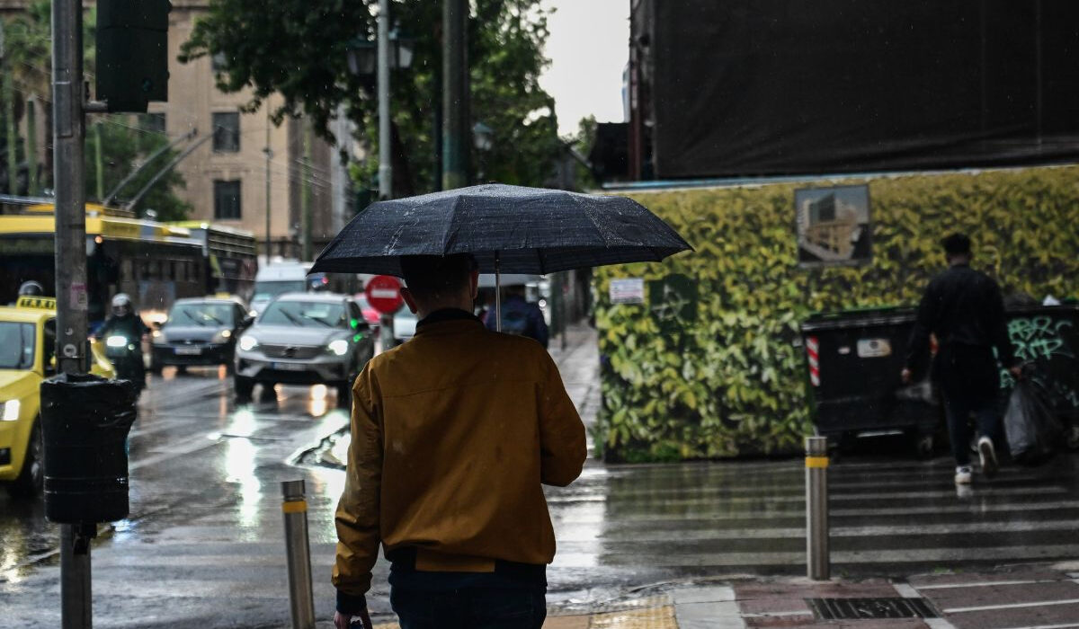 Στην Αττική η κακοκαιρία: Ισχυρές καταιγίδες, κεραυνοί και διακοπές ρεύματος