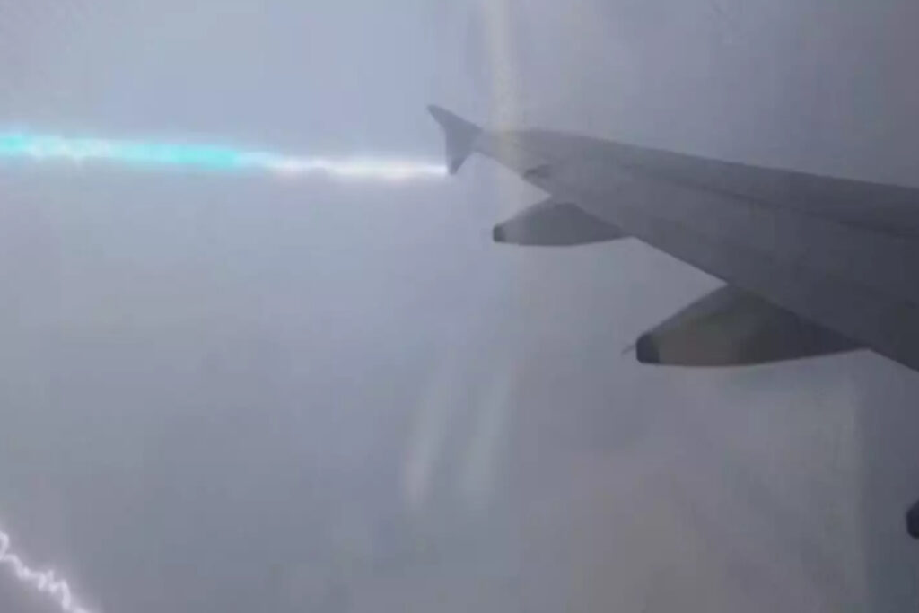 Αεροπλάνο της British Airways χτυπήθηκε από κεραυνό εν ώρα προσγείωσης – Συγκλονιστικό βίντεο