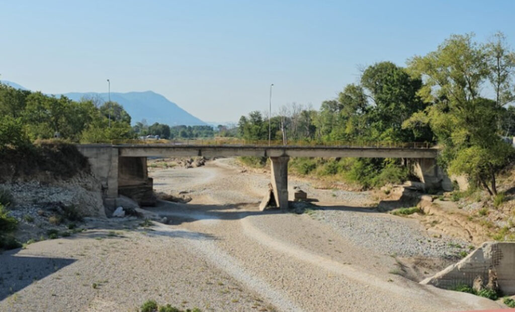 «Σαχάρα» ο Πηνειός στα Τρίκαλα: Χωρίς στάλα νερό το ποτάμι – Έφτιαξαν και… «δρόμο» (βίντεο, εικόνες)