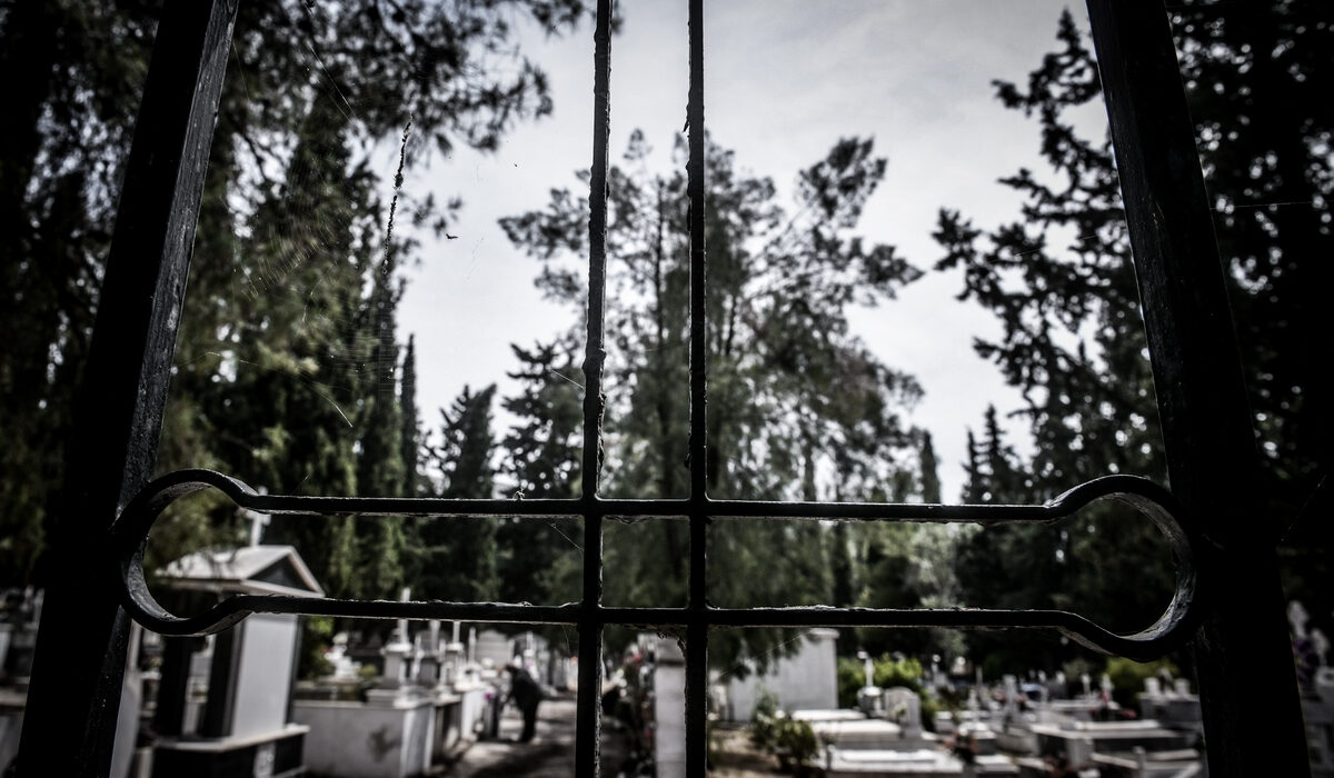 Περιμένει 20 μήνες να πάρει από τον ΕΦΚΑ τα έξοδα ταφής του συζύγου της