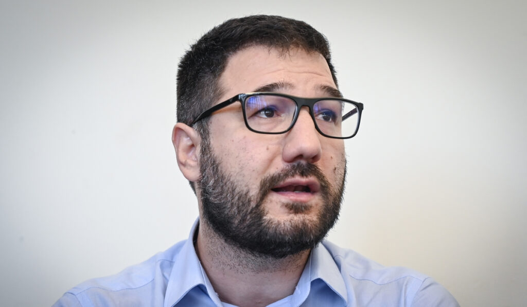 Ηλιόπουλος: Δεν τους νοιάζει αν βγαίνει ο μήνας, αλλά μόνο η λεηλασία των δημοσίων πόρων