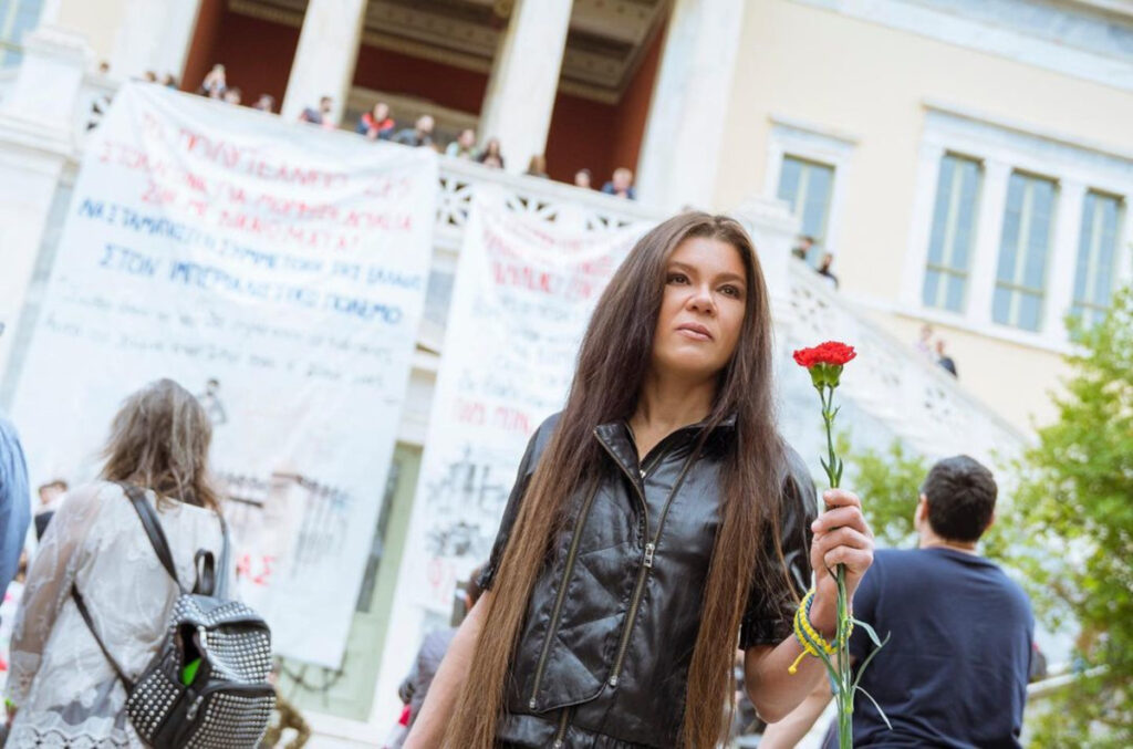 Η Ρουσλάνα άφησε ένα γαρύφαλλο στο Πολυτεχνείο – Η ανάρτησή της