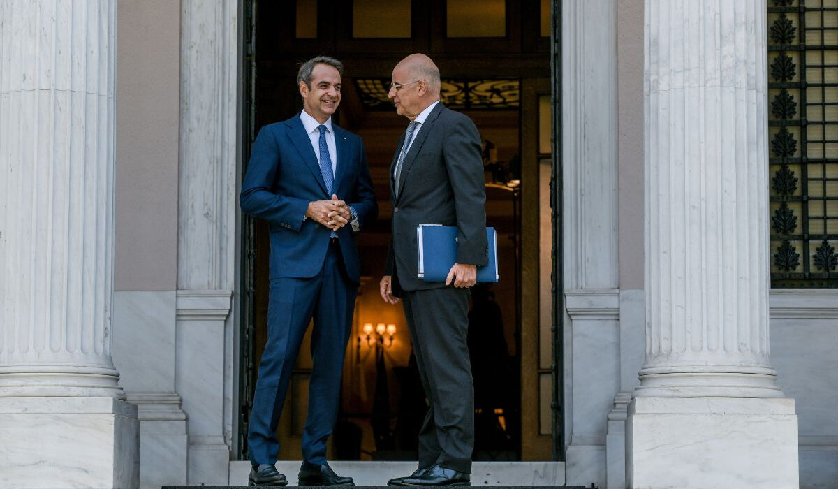 Γιατί το Μαξίμου έριξε στην «αρένα» τον Δένδια για Πρόεδρο της Δημοκρατίας