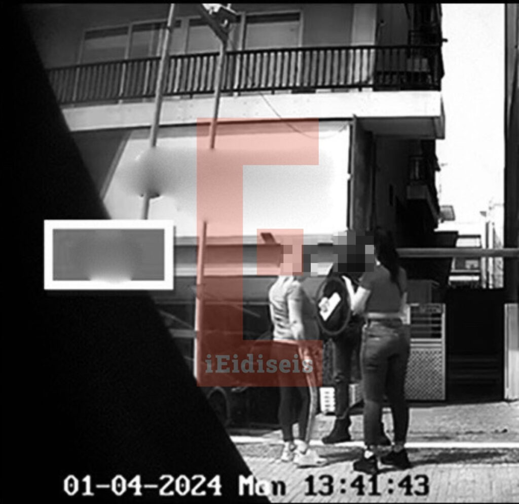 Εικόνες-ντοκουμέντο: Η στιγμή που η 37χρονη αστυνομικός παραδίδει τον φάκελο στον αρχηγό του κυκλώματος