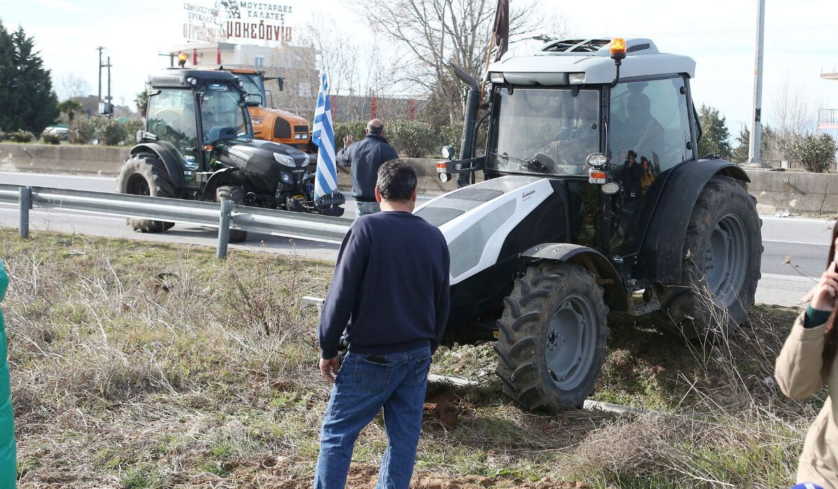 Μπλόκο της Αστυνομίας στους αγρότες της Χαλκιδικής: Πέρασαν με τα τρακτέρ μέσα από τα χωράφια