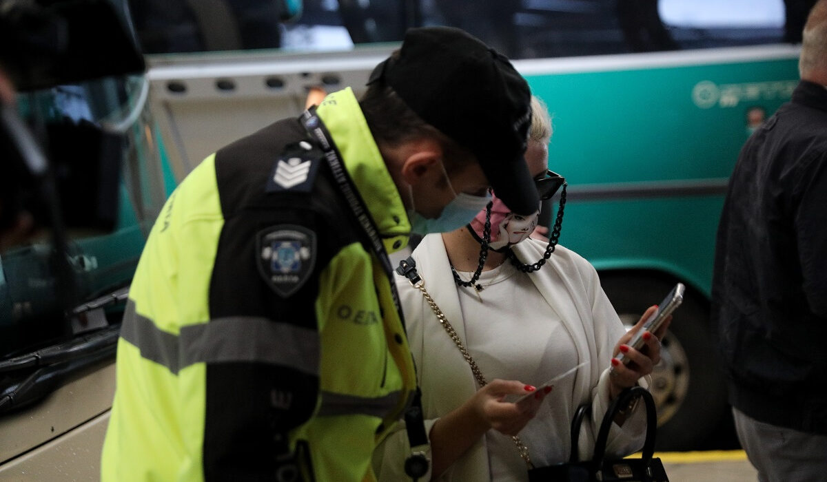 Τι αλλάζει από Δευτέρα στις μετακινήσεις – Πώς θα ταξιδεύουν οι ανεμβολίαστοι επιβάτες   