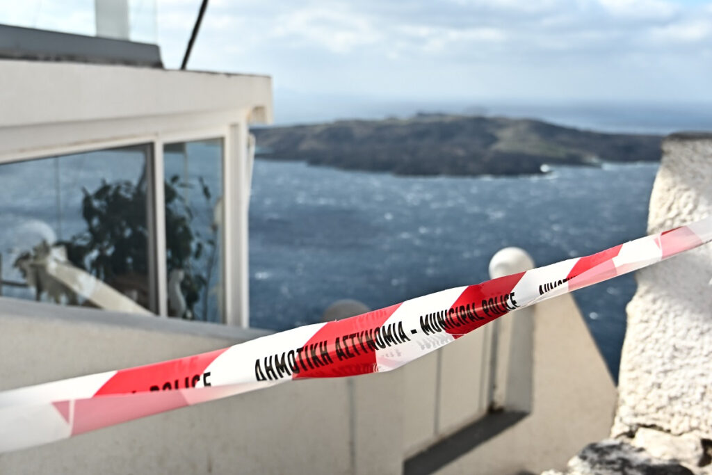 Σαντορίνη: Ερήμωσε το νησί, έφυγαν 10.000 – Πότε θα μπορέσουν να επιστρέψουν