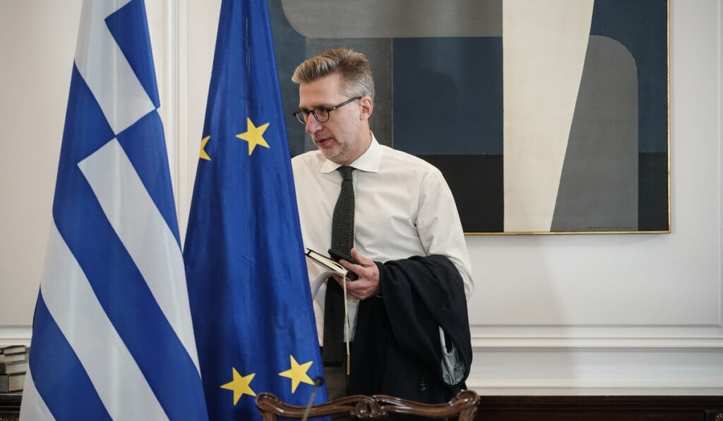 Ο «ξεχασιάρης» Σκέρτσος κατηγορεί τον Τσίπρα ότι αντιγράφει τον… Μητσοτάκη