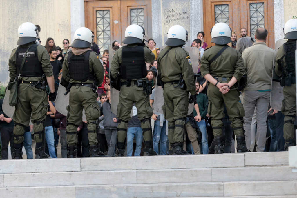 Σύγκρουση κυβέρνησης – ΣΥΡΙΖΑ για την αστυνομική έφοδο στην ΑΣΟΕΕ
