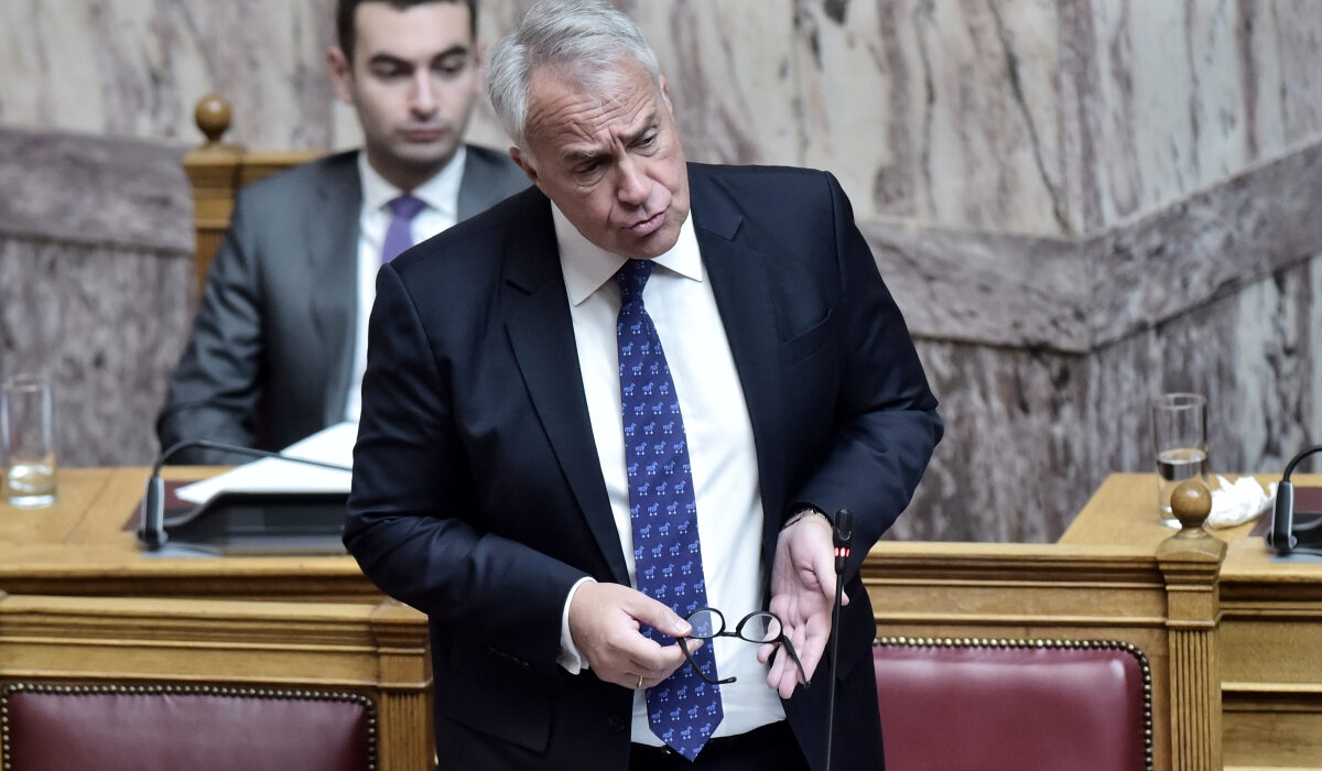 «Αποχή» Βορίδη από το νομοσχέδιο για τα ομόφυλα ζευγάρια – Ποια η αντίδραση της κυβέρνησης