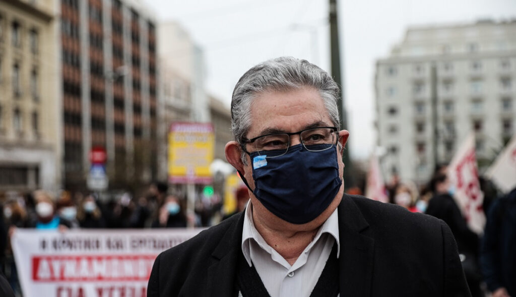 Κουτσούμπας: Καθολικός δωρεάν εμβολιασμός και άμεσα μέτρα για την υγεία