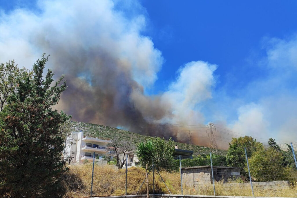 Μεγάλη φωτιά στο Νέο Κουβαρά Αττικής: Μήνυμα 112 – Οι άνεμοι δυσκολεύουν την κατάσβεση