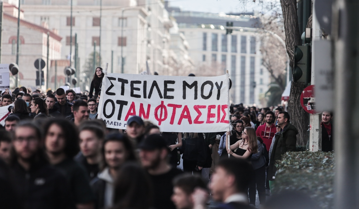 «Όλων των νεκρών θα γίνουμε η φωνή» – Ολοκληρώθηκε η μαθητική πορεία στην Αθήνα (βίντεο)