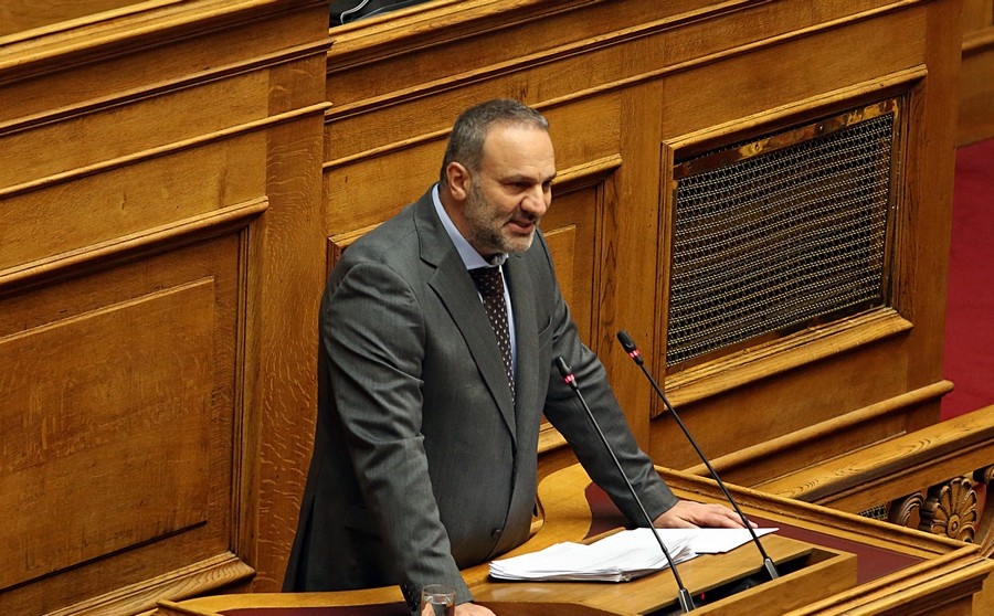 Ποιος πρώην υπουργός «έπαιξε ξύλο»