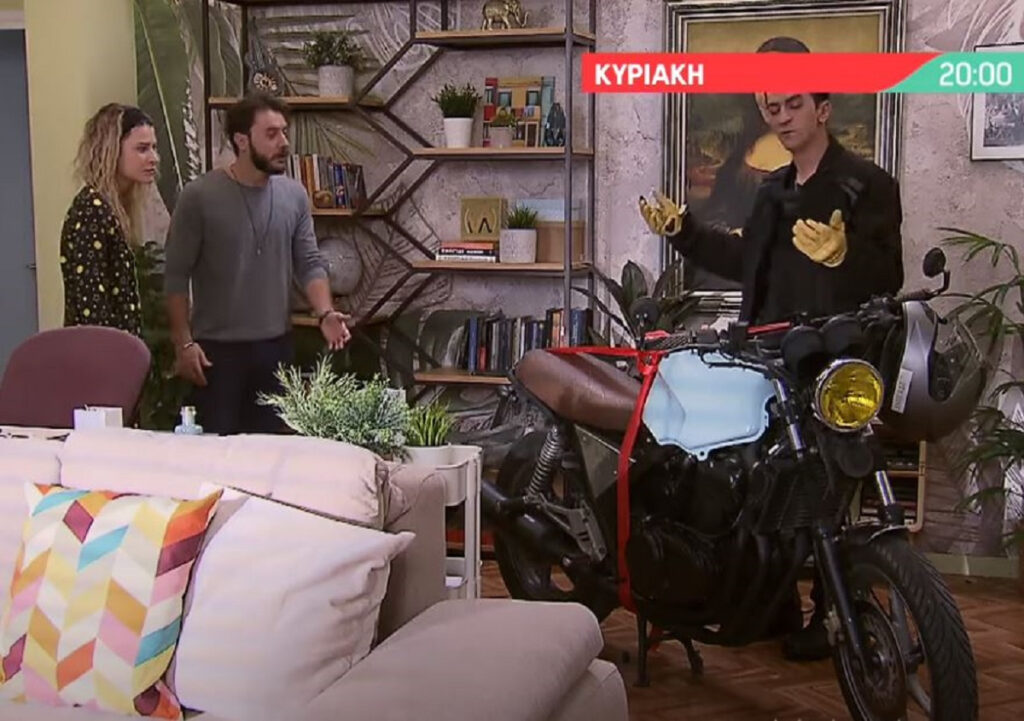 Μην αρχίζεις τη μουρμούρα: Ο Κανάτης με μηχανοκίνητο δώρο για τον Φάνη και τη Ζωή