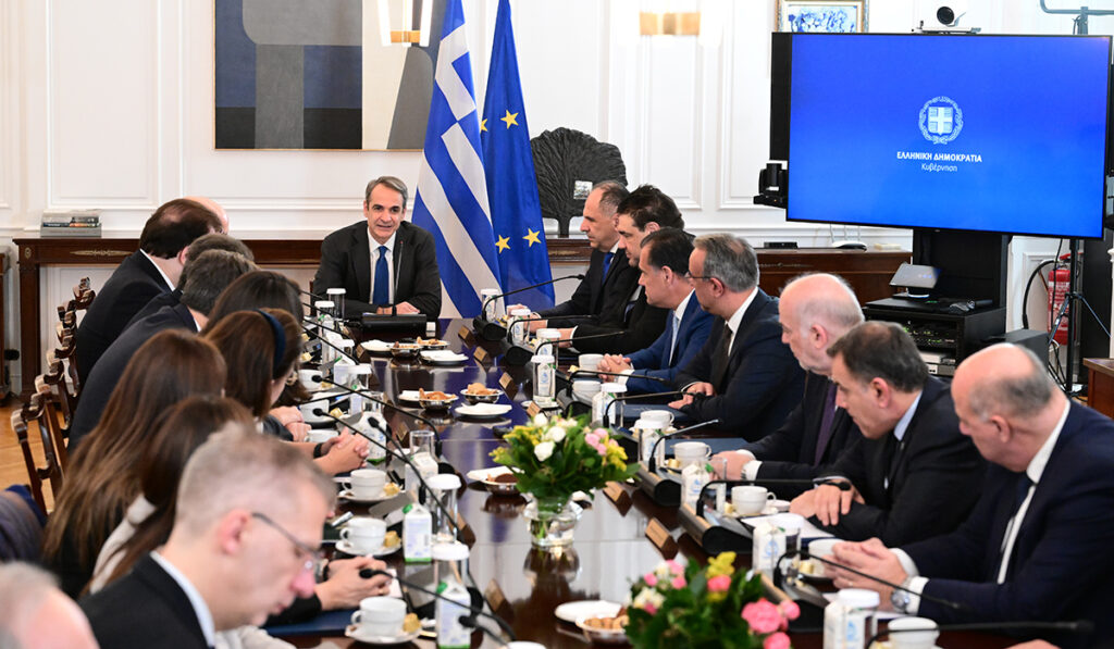 «Κατσάδα» σε υπουργούς, επίθεση στο ΠΑΣΟΚ για «πολιτική αστάθεια» από Μητσοτάκη στο υπουργικό