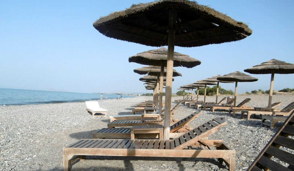 Χανιά: Πρόεδρος Κοινότητας δέχθηκε επίθεση κατά τον έλεγχο για την έκταση ομπρελών επιχείρησης στην παραλία