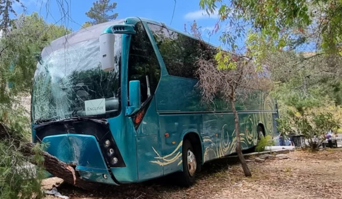 Τροχαίο στην Αίγινα: Χειρουργική επέμβαση για τη μία μαθήτρια – Υπέστη κάκωση θώρακος