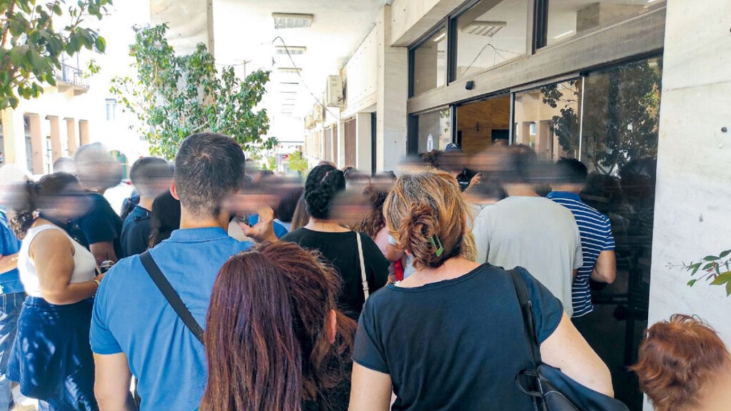 Οι θεωρίες συνωμοσίας έφεραν αύξηση κατά 30% στα αιτήματα για νέες ταυτότητες