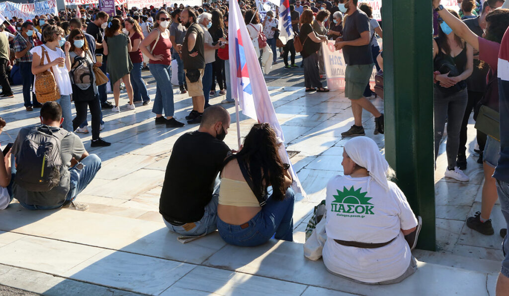 Με μπλούζα του ΠΑΣΟΚ στην απεργιακή συγκέντρωση του ΠΑΜΕ