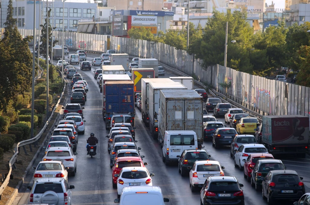 Μποτιλιάρισμα σε όλη την Αθήνα: Τα δύσκολα σημεία με κίνηση σε Αττική Οδό και Κηφισό