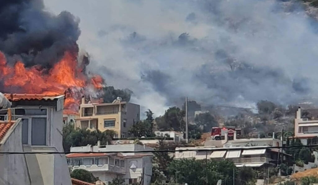 Φωτιά στην Αρτέμιδα κοντά σε σπίτια
