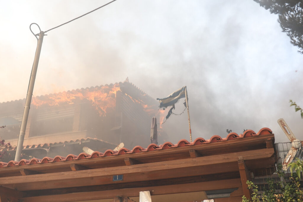 Πύρινος όλεθρος στον Κουβαρά: Καίγονται Καλύβια, Ανάβυσσος, Σαρωνίδα – Συγκλονιστικές εικόνες από τη φωτιά