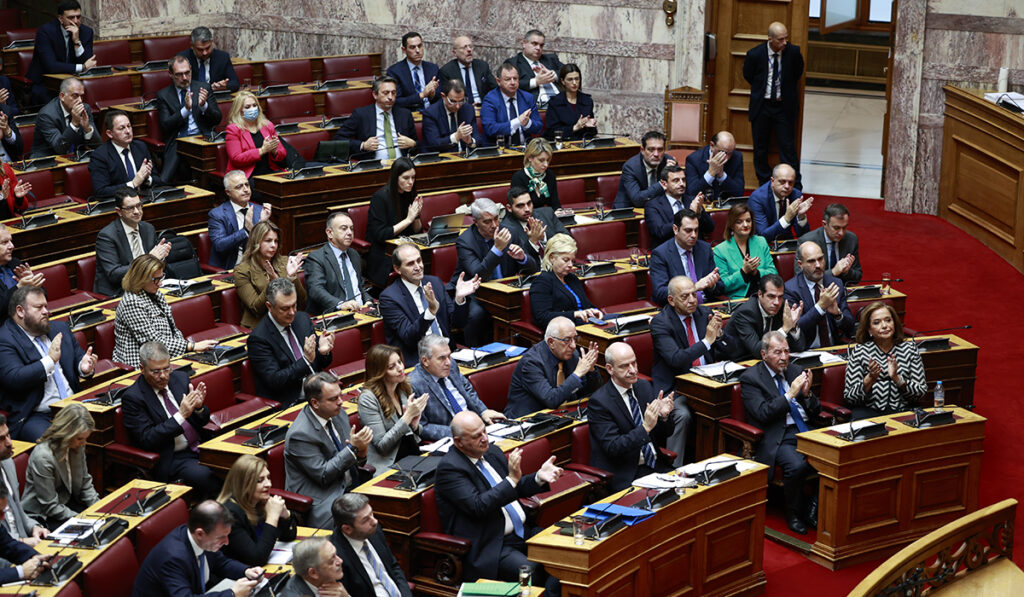 Διήμερο «μασάζ» στη ΝΔ για τα ομόφυλα ζευγάρια – «Φροντιστήριο» με αλφαβητική σειρά στους βουλευτές