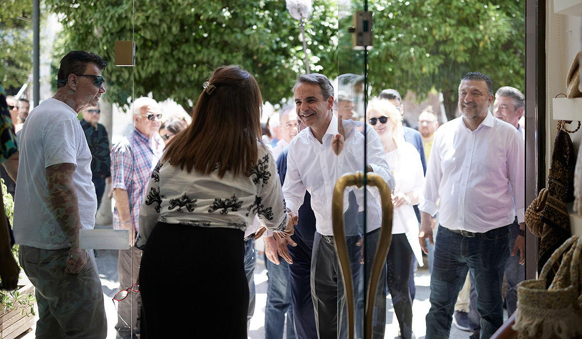 Επίσκεψη Μητσοτάκη στο Παλαιό Φάληρο – Συνομίλησε με καταστηματάρχες και περαστικούς