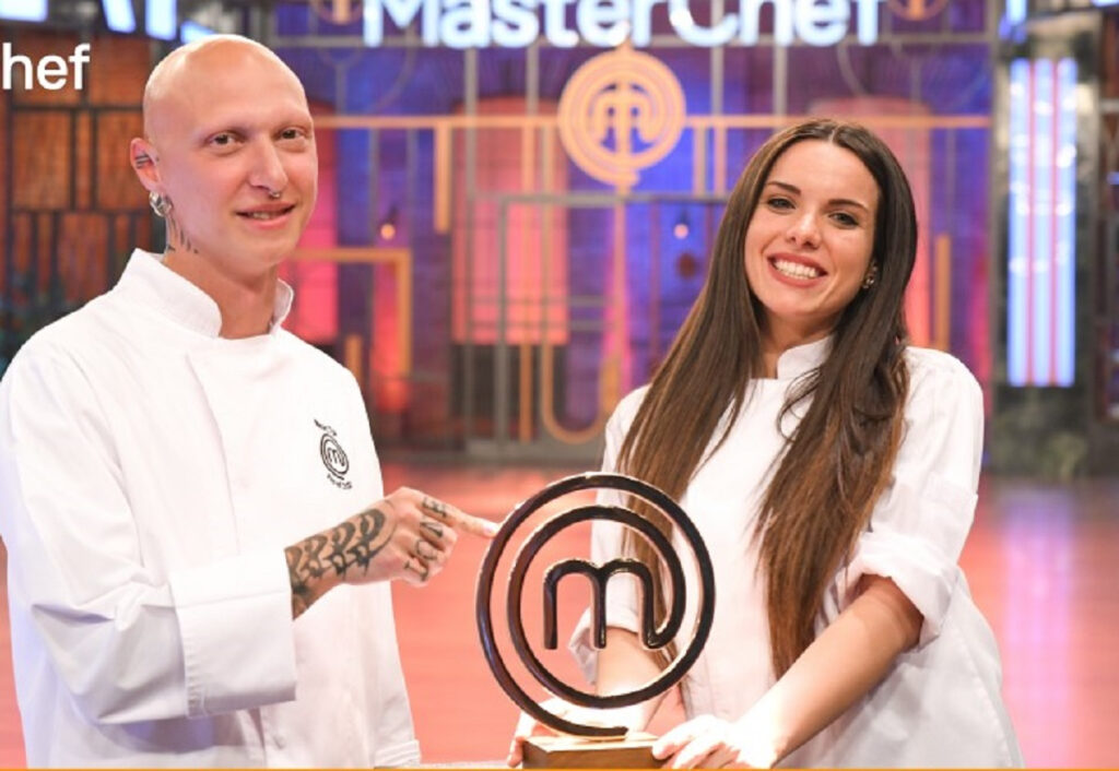 Τελικός MasterChef 2023 spoiler: Μπέη και Τράκας με το έπαθλο στο χέρι – Ποιος είναι ο νικητής