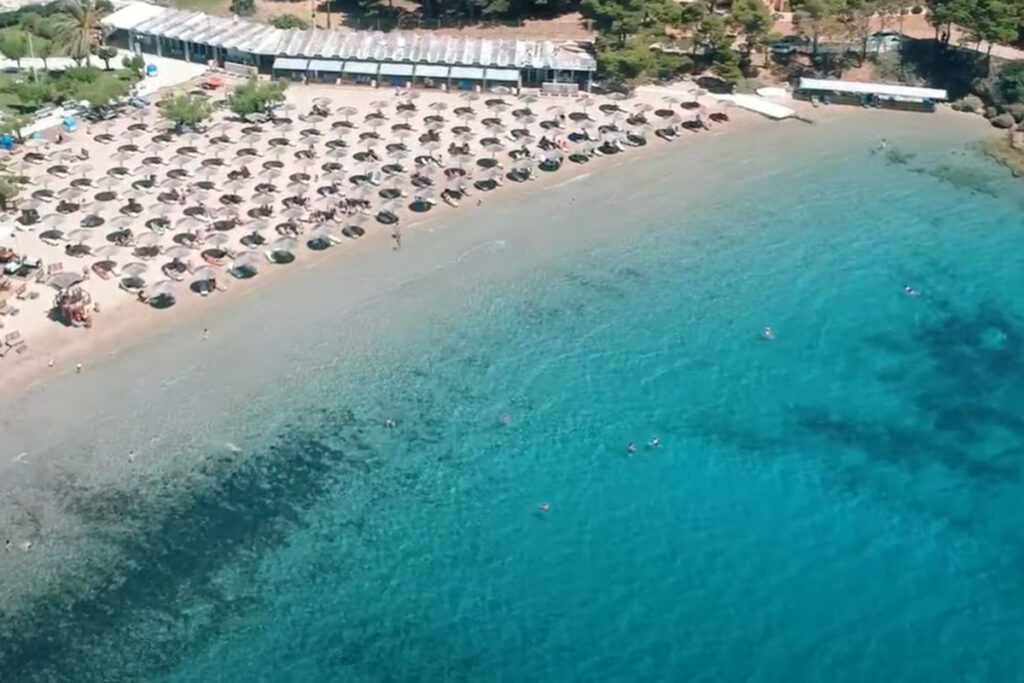 Οι πιο φτηνές οργανωμένες παραλίες της Αττικής με Γαλάζια Σημαία