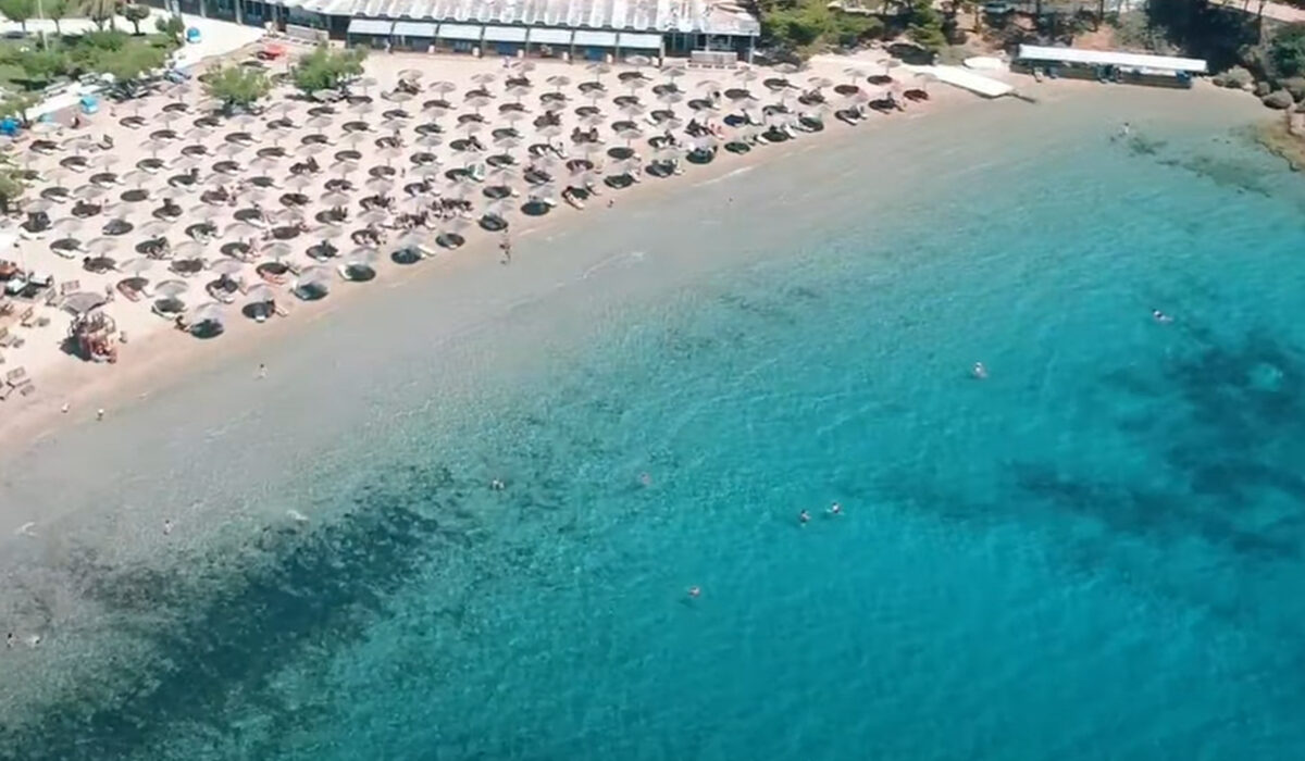 Οι πιο φτηνές οργανωμένες παραλίες της Αττικής με Γαλάζια Σημαία