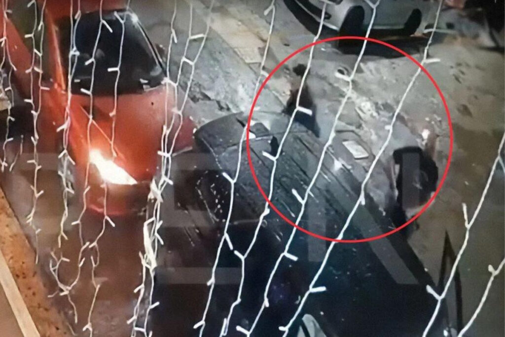 Νέο βίντεο με τον πιστολέρο στο Γκάζι – Ο συνοδηγός ξηλώνει τις πινακίδες μετά τους πυροβολισμούς